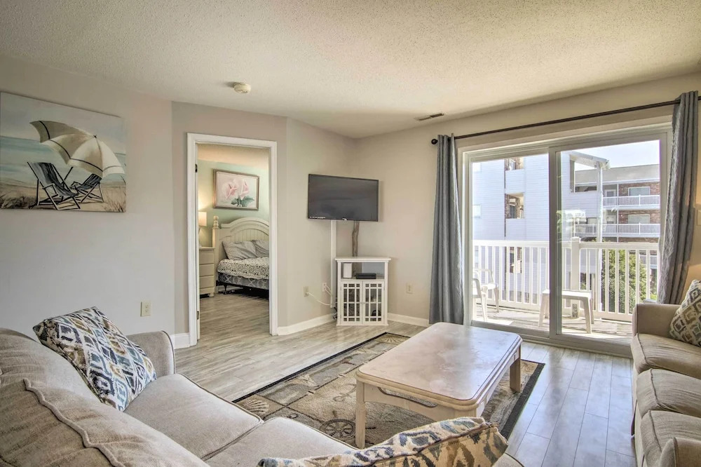 Steps to Shore: Gem w/ Pool in Ocean City