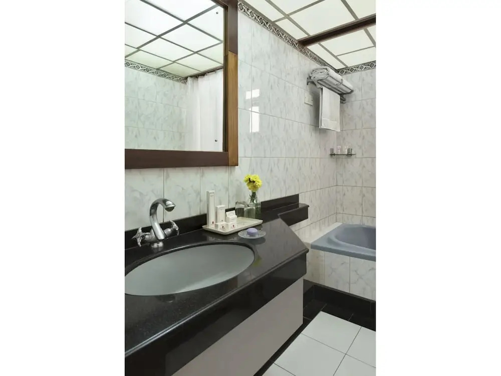 Edition O 30065 Regale Inn