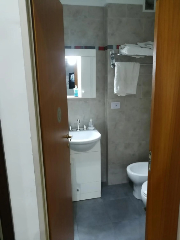 Apartamento monoambiente amplio 2 baños luminoso con balcón cercano a Hospital Italiano y Shopping Abasto Almagro