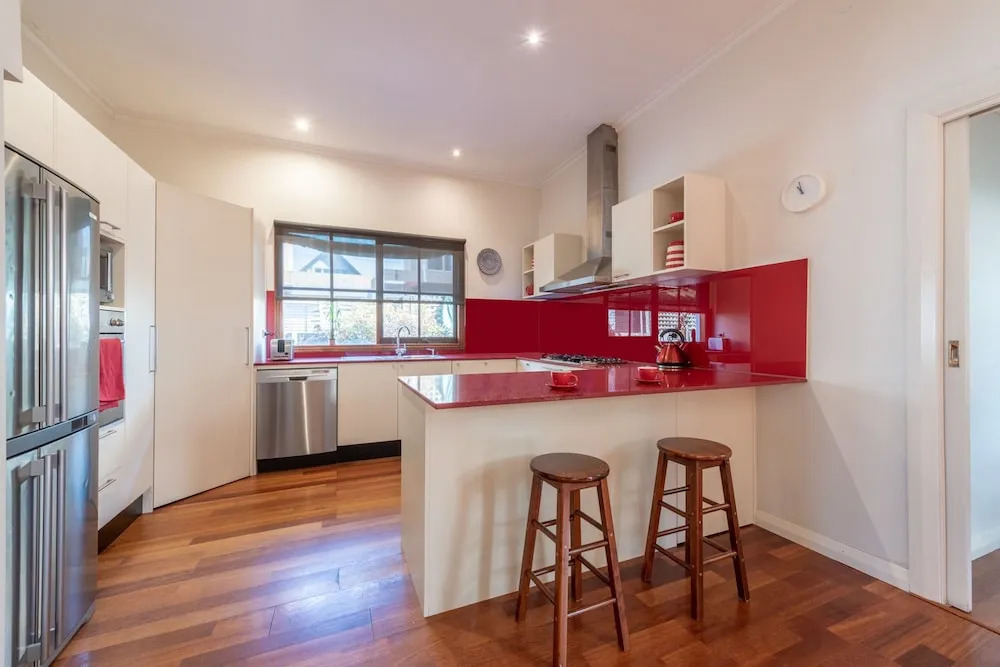 Gorgeous family retreat next to the CBD
