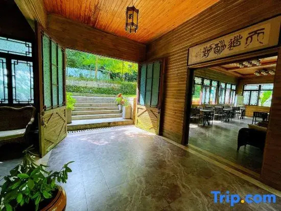 Qingcheng Mountain Yujian Forest Private Soup Homestay