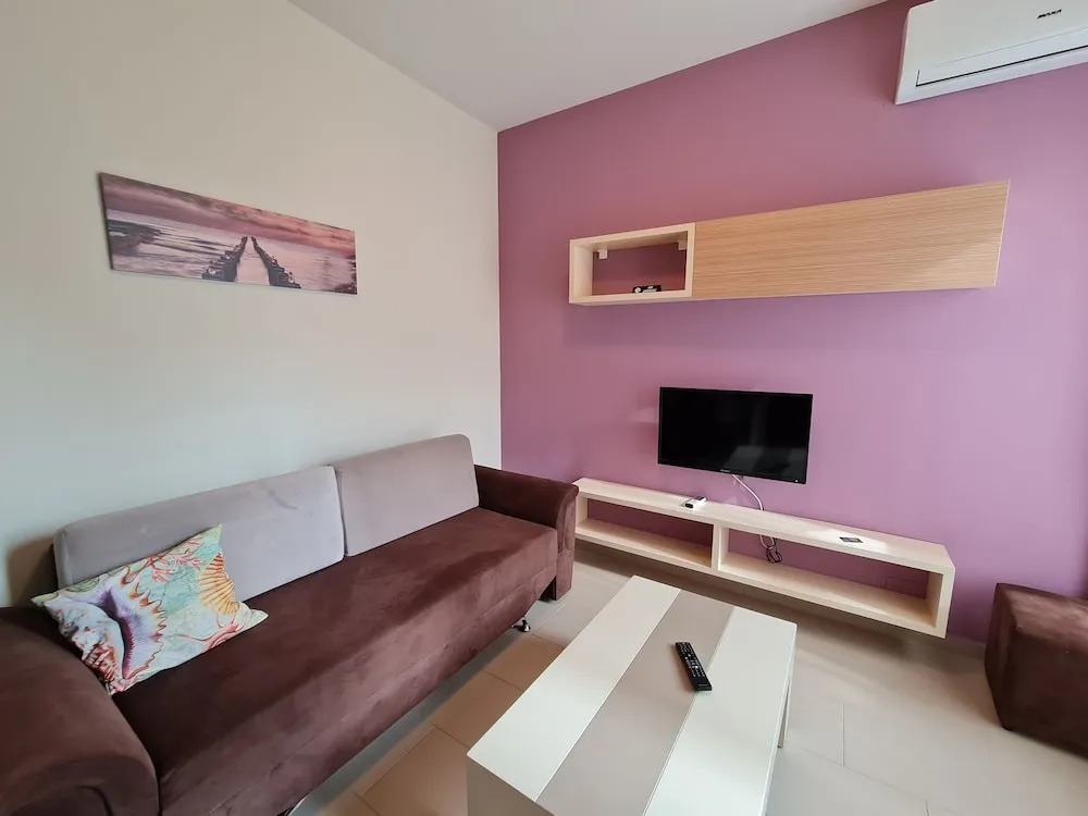 2-bedroom, Sleeps 4, Free Parking
