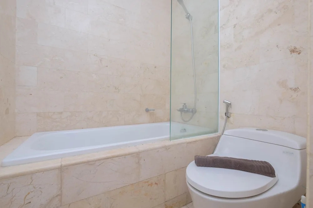 Luxury and Strategic 1BR Apartment at The Empyreal Epicentrum By Travelio