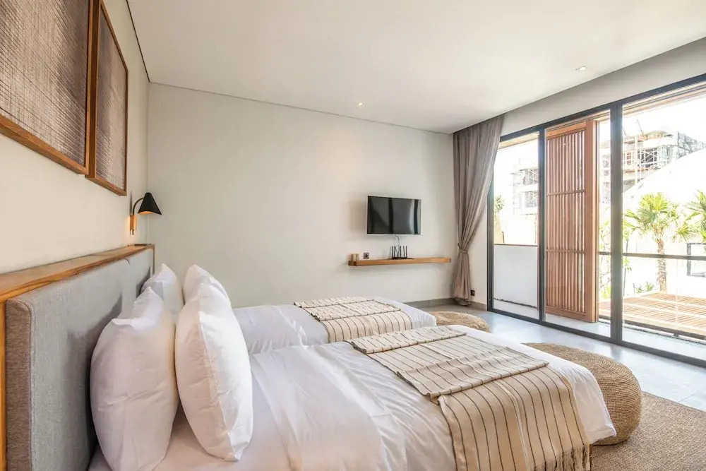 Brand new Luxury 5 br villa 200m to Brawah Beach