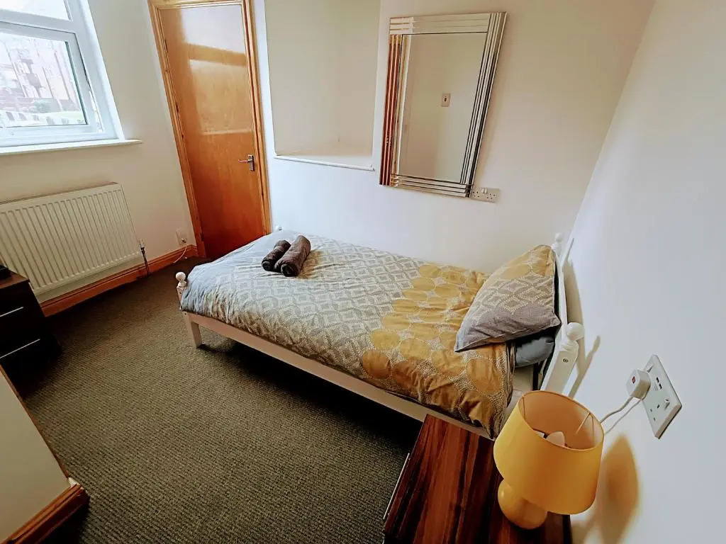 Spacious 3-Bedroom House Near Leeds City Centre By Homebird Property Management Short Lets & Serviced Accommodation Leeds With En-Suite Bathrooms & Free Parking