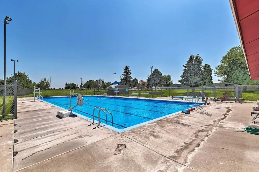 Elwood Townhome w/ Patio - 7 Mi to Johnson Lake