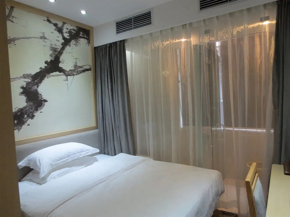 Xinghe Yuezhi S-Guangzhou Yuexiu District Railway Station White Horse Clothing City Flagship Store