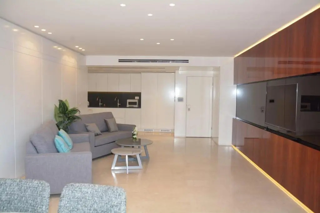 Renovated 3 Bedroom - Residence with Pool next the Beach