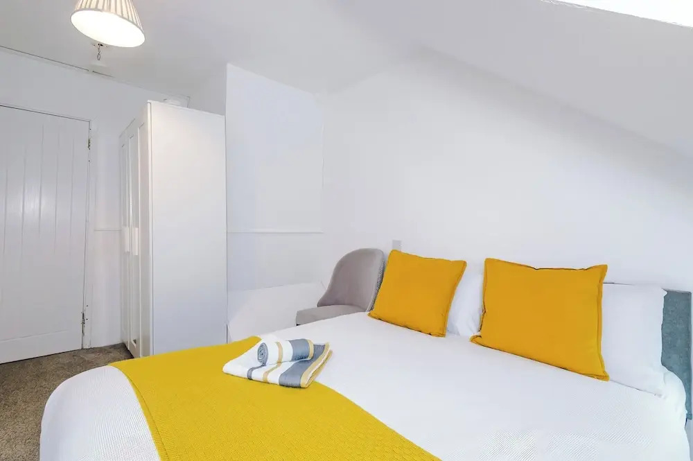 Large Modern 5-Bed House