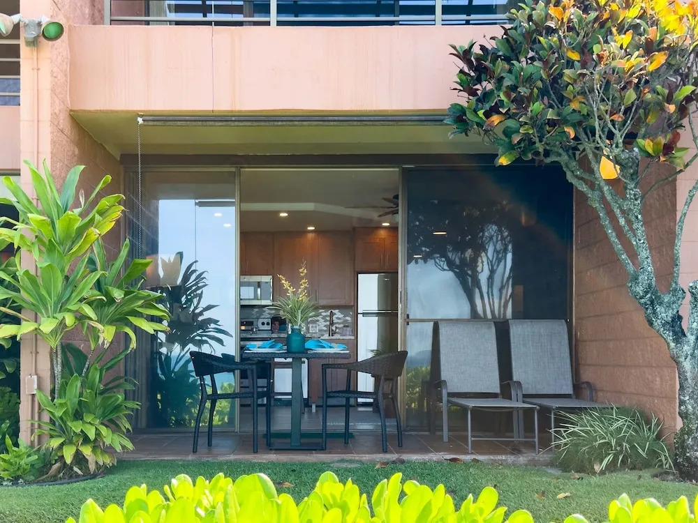 Kuleana 405 Oceanfront 1Bedroom 1 Condo by RedAwning