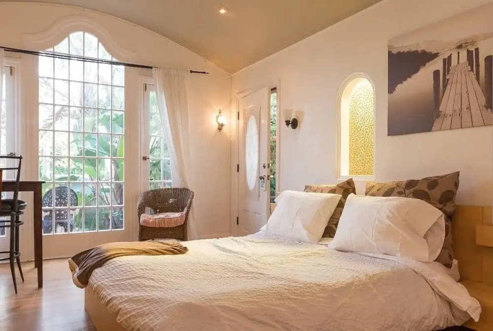 935 Venice Beach - Studio Apts