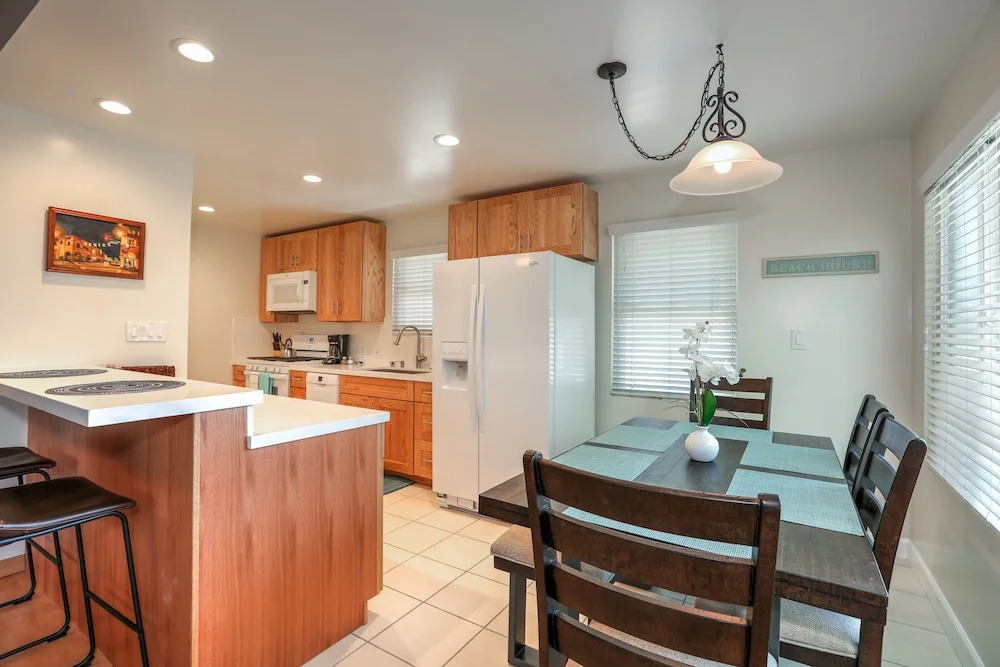 Beachy 3br - 1 Block To Ocean, Near Abbott Kinney 3 Bedroom Home