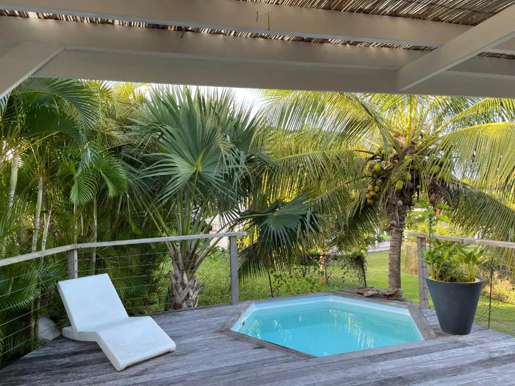 Charmant bungalow avec petite piscine privée