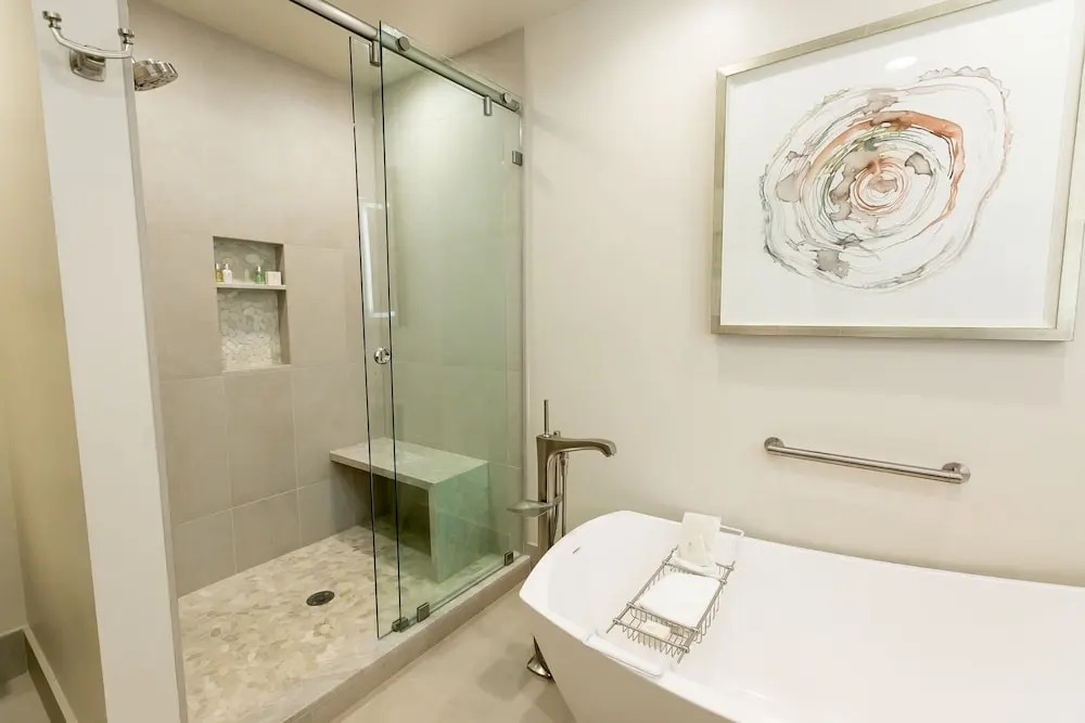 Luxury Four Bedroom Suite with Three Hot Tubs