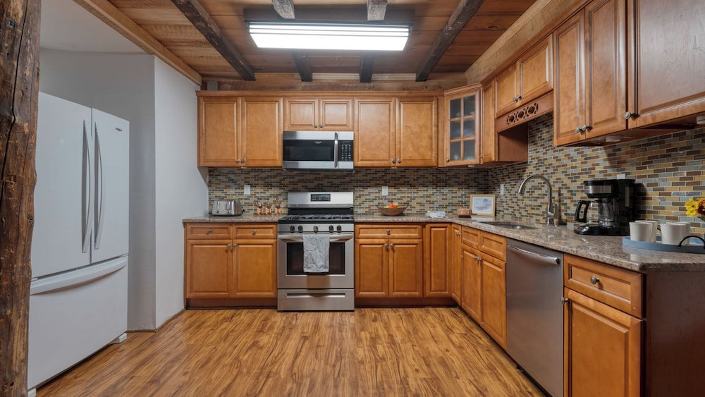 Secluded Catskills Retreat Heated Pool Hot Tub Game Rooms The Hilltop Hideaway by Avantstay