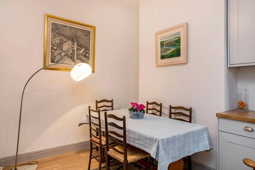 Traditional British 1 Bed Beside Battersea Park