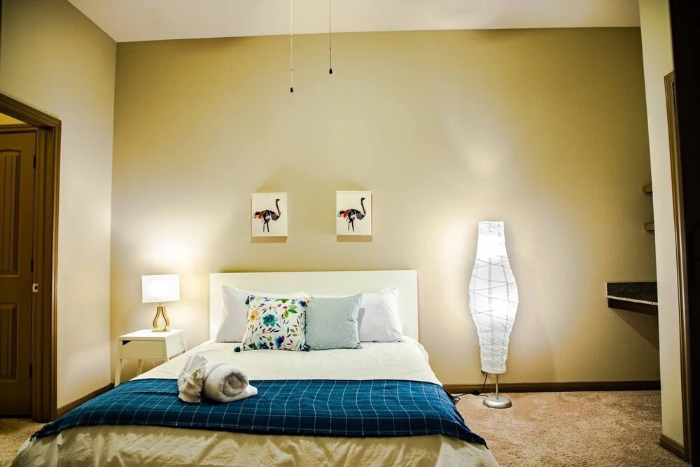 Stunning Modern Home Gated Community Pool & Gym