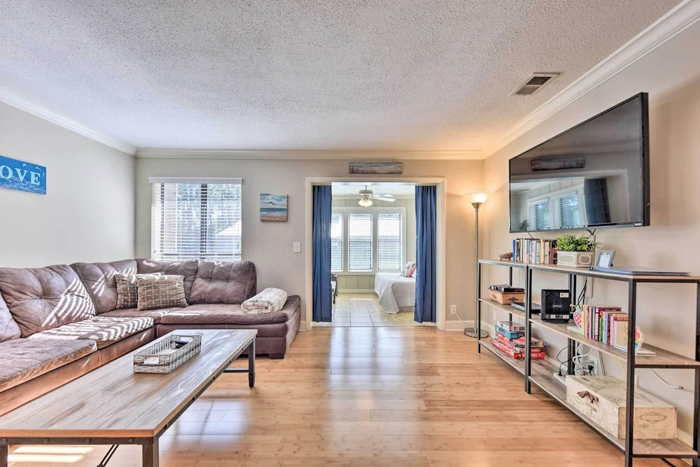 St Simons Island Condo Getaway: 2 Mi to Beach