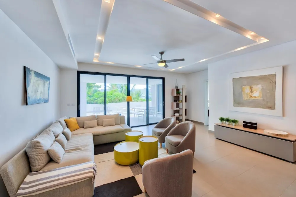Contemporary Condo, Walk to Beach, Shops, Restaurants, AC, Free Wifi, Pool
