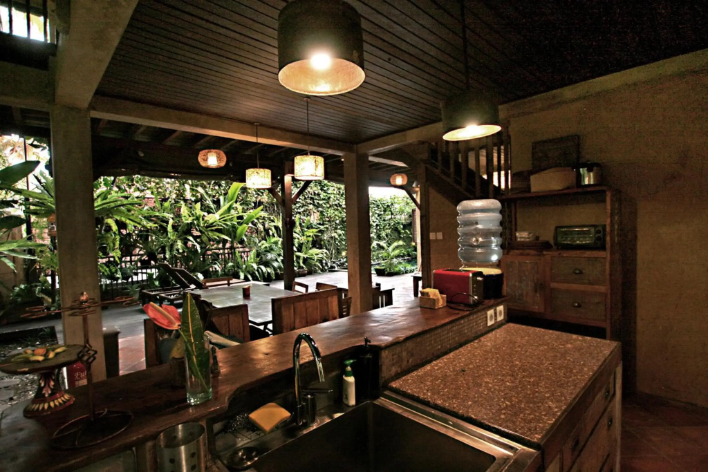Artist Eco Villa With Wood And Clay