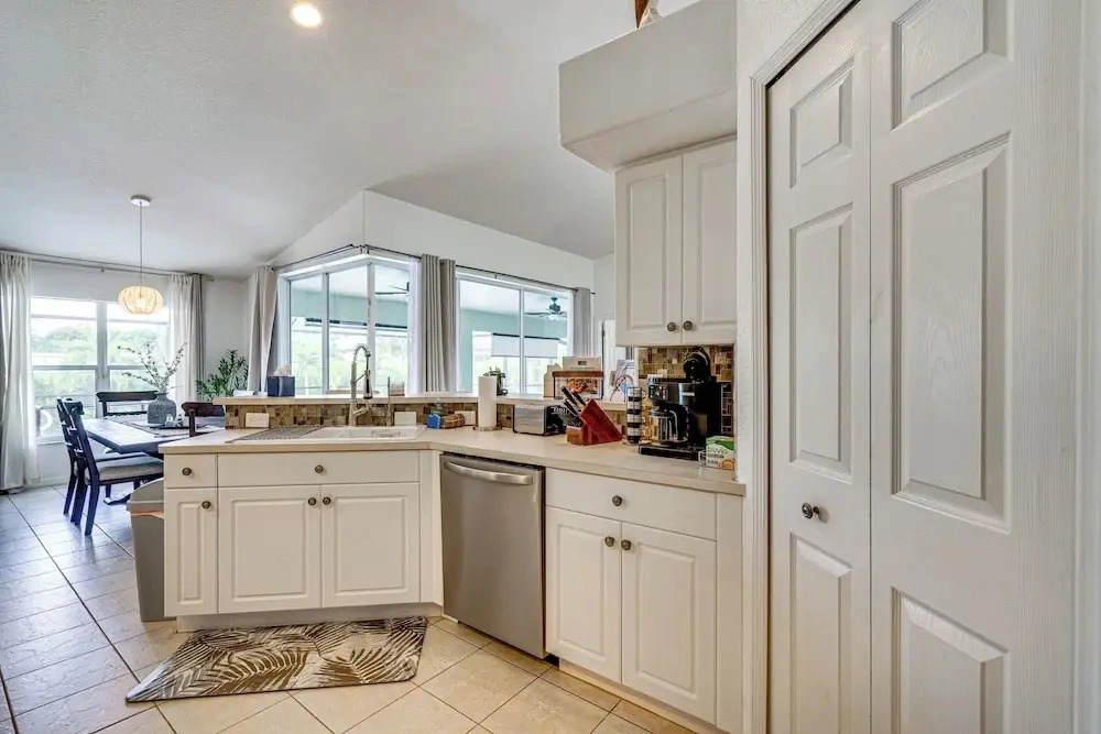 Poolside Lounge & Game Area: Cape Coral Retreat