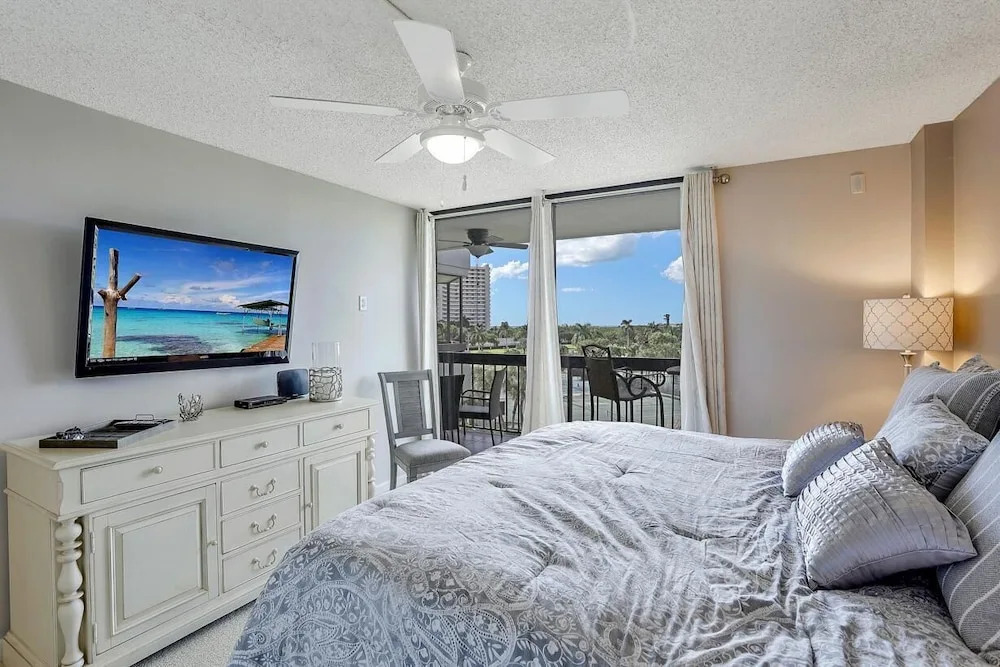 Condo in community with beach access, pool and tennis
