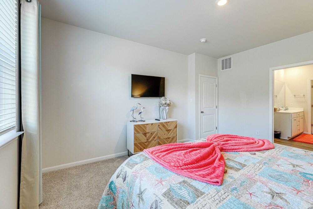 Game Room + Patio: Spacious Ocean View Home