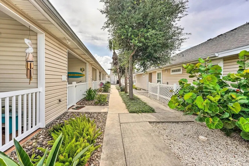 Sunny Townhome w/ Pool Access ~ 1 Mi to Beach