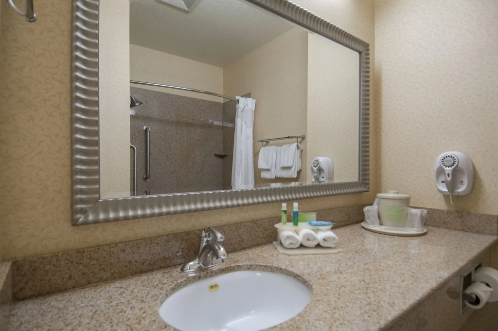 Holiday Inn Express and Suites Bakersfield Central by IHG