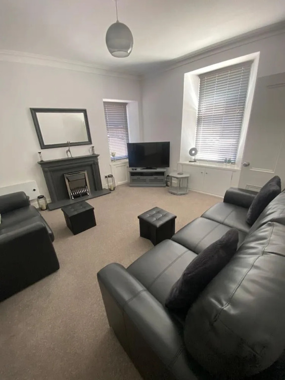 High Street House Sleeps 4 With Parking