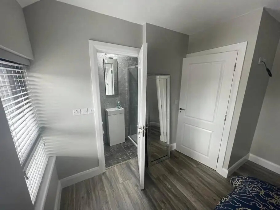 Modern 3 bed Townhouse newly refurbished free parking 10 mins walk to town centre , hospital and college. Wi-fi , Satellite TV, ideal rental for couples, families, professionals. Non smoking Premises