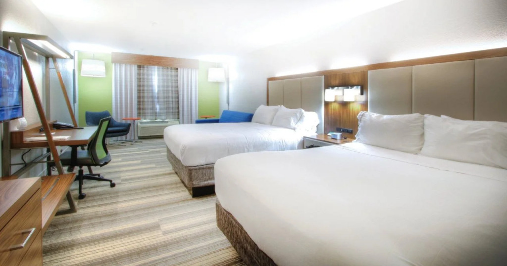 Holiday Inn Express Hotel & Suites MAGNOLIA-LAKE COLUMBIA