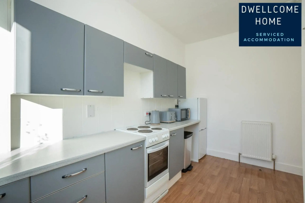 Find "DWELLCOME HOME Ltd" site for 10oo10 assurance from past guests - SPACIOUS CENTRAL 3 DOUBLE Bedroom Apartment with 5 beds, Superking, 2 doubles, 2 singles, fast broadband, free parking, Miles better than a hotel