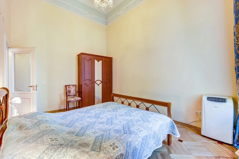 Home4day Spacious Apartment by the Hermitage