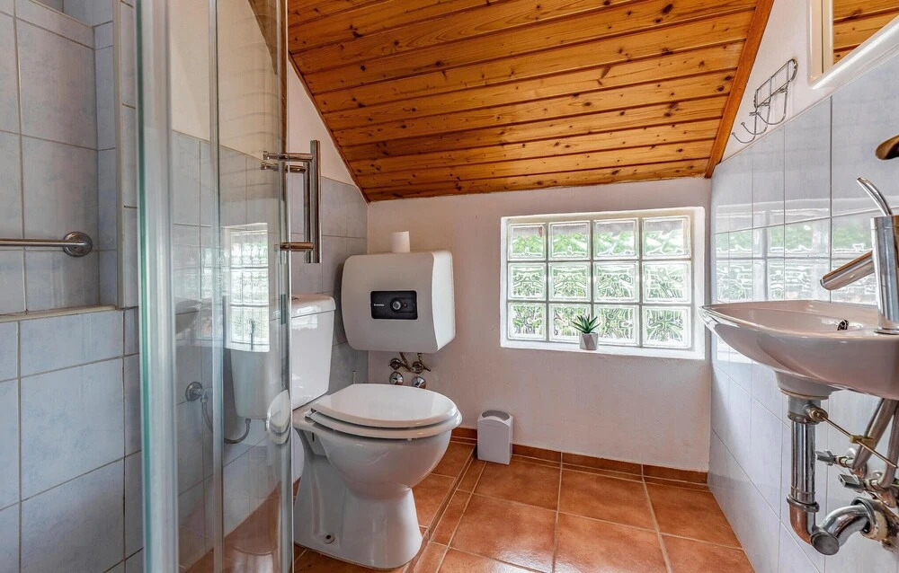 Amazing Home In Liznjan With Kitchen