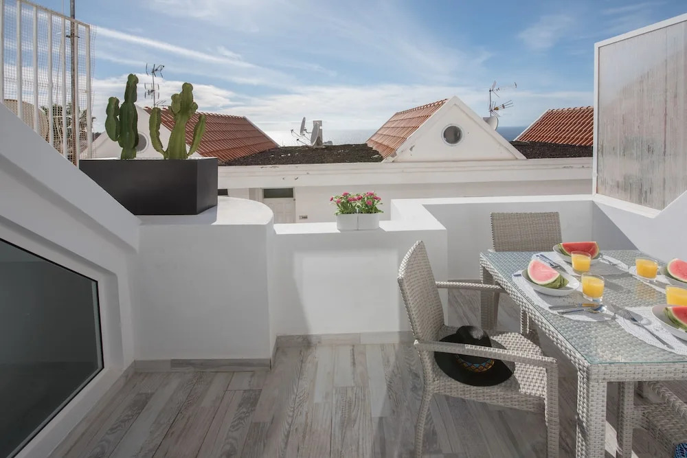 Tidy Apartment, Small Terrace and Air Conditioning