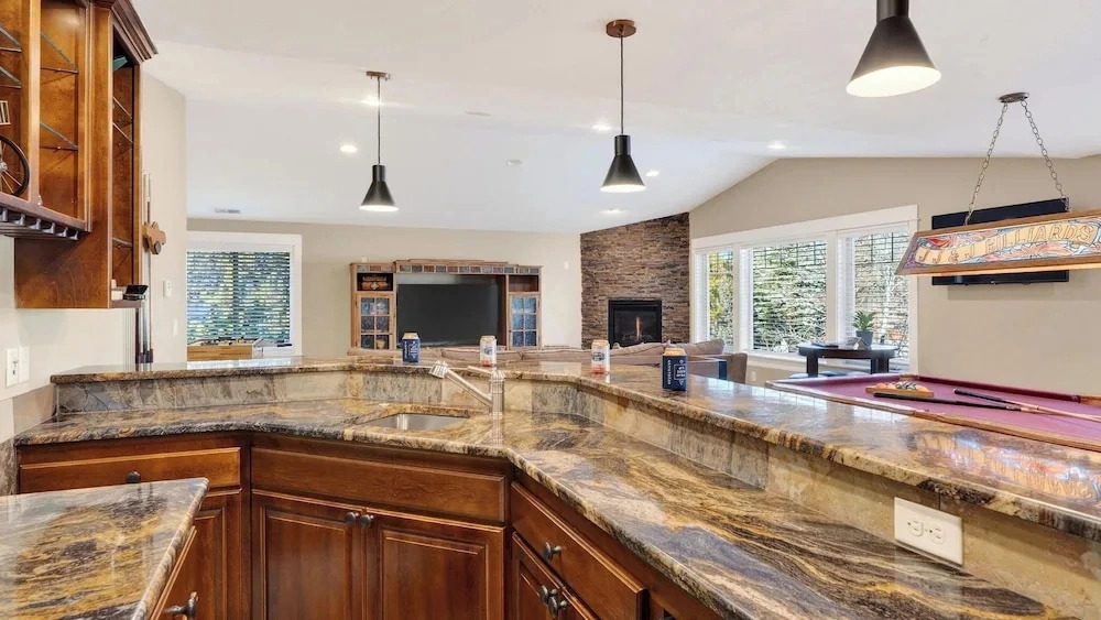 Mulligan Estate by Avantstay Sunriver Retreat + Hot Tub + Game Room + Bikes + Near Trails & Golf
