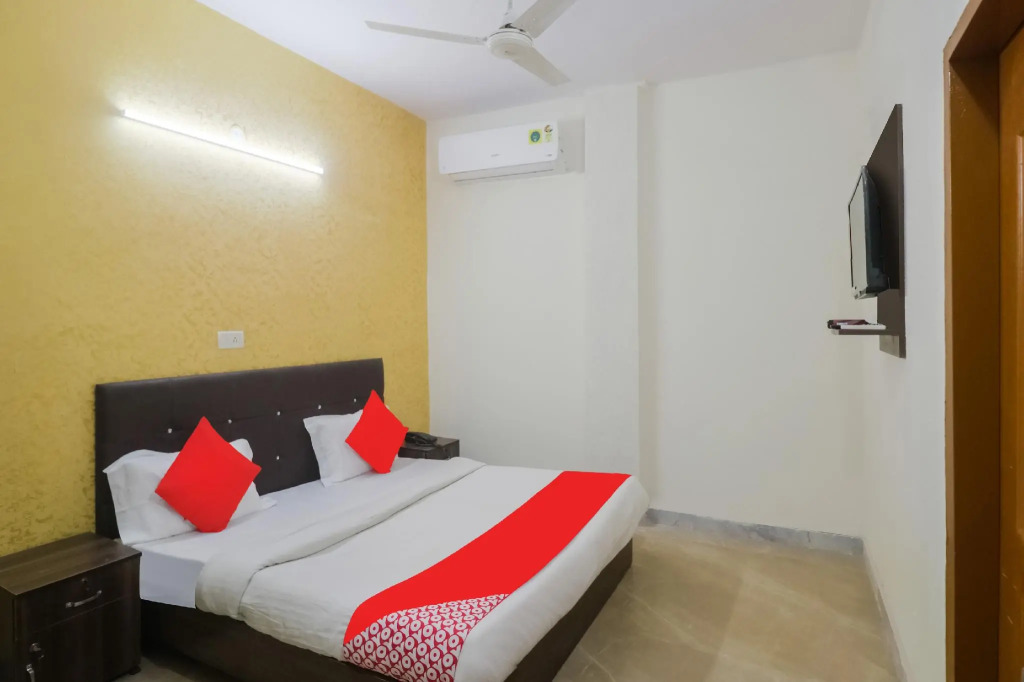 OYO FAR338 Hotel Diamond Stay