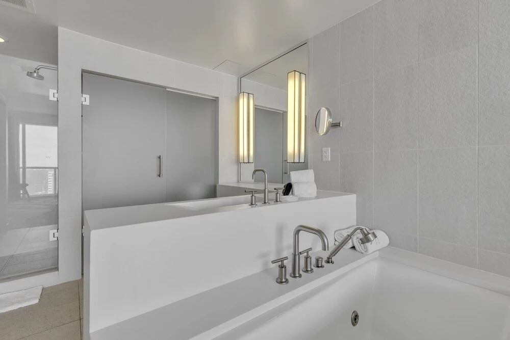 Stunning Oceanfront Condo W/ Extended Balcony 2 Bedroom Condo by RedAwning, Fort Lauderdale