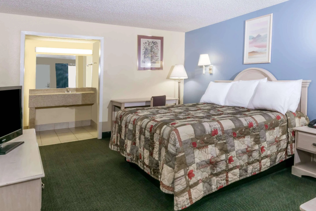Days Inn by Wyndham Austin South