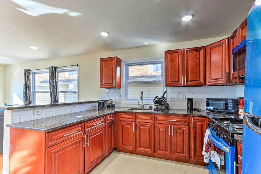 Bright Irvington Home ~ 2 Mi to Prudential Center!