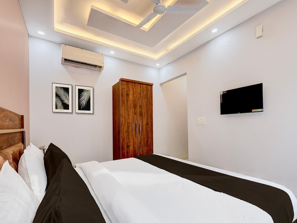 Super Hotel Pari Chowk Formerly The Divine KRC