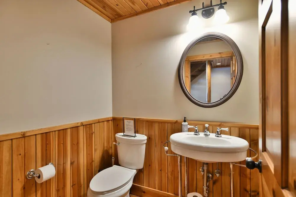 Lumberjack Lodge 5 Bedroom Home by RedAwning