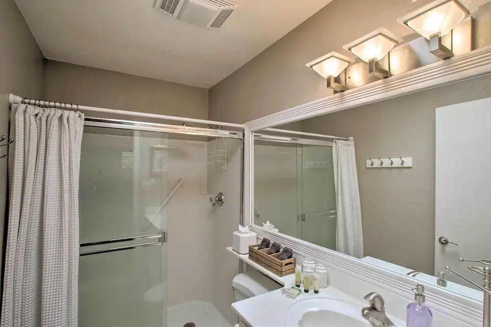 Walk to Trolley & Lake: Sunny Scottsdale Townhome