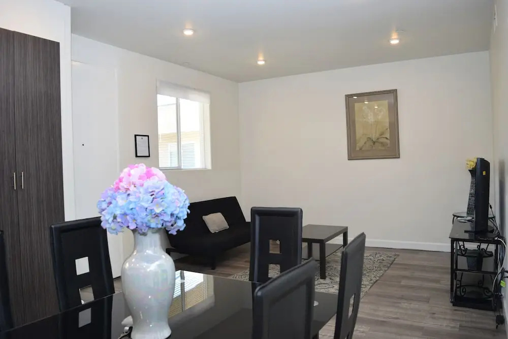 Fully Furnished Apartments near Hollywood