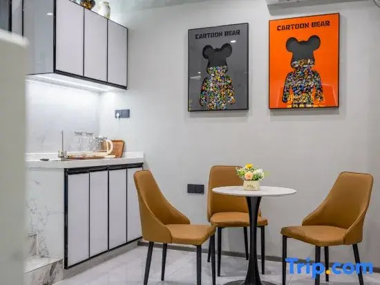 Fan Yi Light Luxury Urban Apartment (Foshan Shunlian Plaza Jinlong Metro Station Branch)
