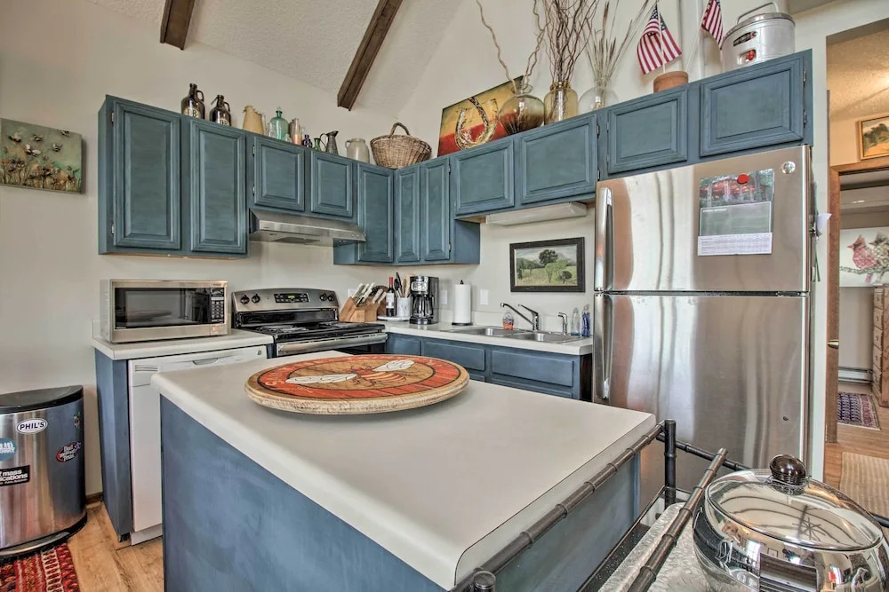 Cozy Wintergreen Cabin Near Mountain Inn & Slopes!