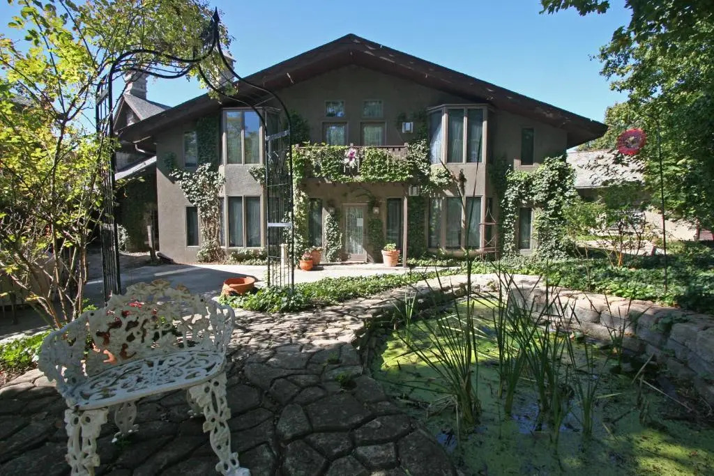 Stone Chalet Bed & Breakfast Inn
