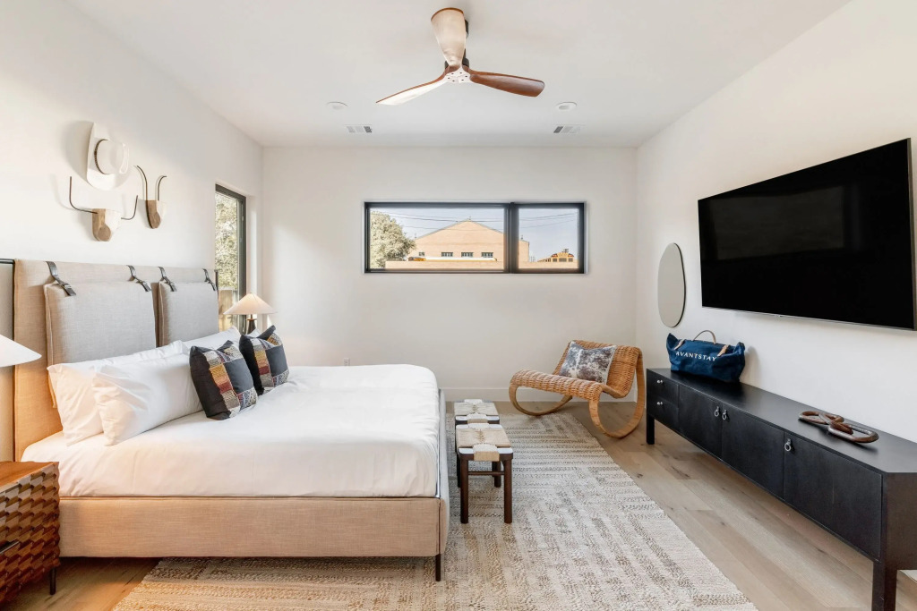 Henley by AvantStay