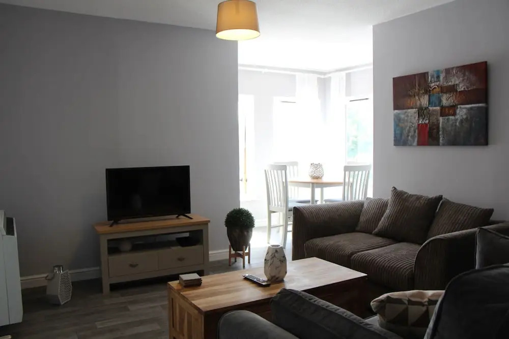 Gorgeous Newly Renovated 2 Bedroom Apartment